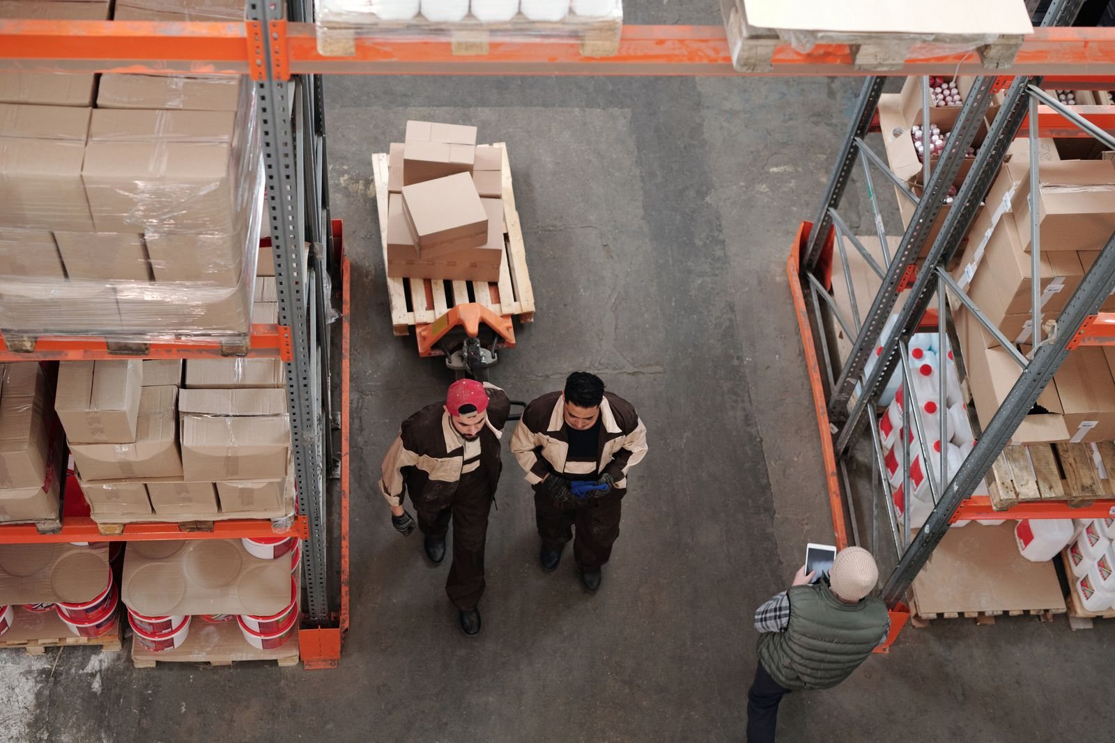 Pasillo de bodega con tarimas y cajas