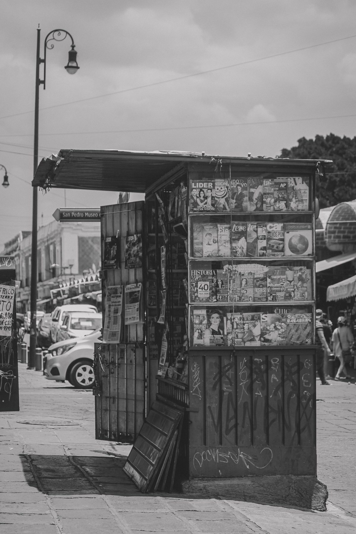 Puesto de periódicos en una calle de México